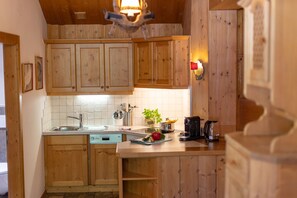 ثلاجة، فرن، غسالة أطباق، ماكينة لصنع القهوة/الشاي