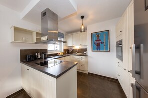 Fridge, oven, dishwasher, coffee/tea maker