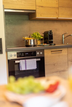 ثلاجة، فرن، غسالة أطباق، ماكينة لصنع القهوة/الشاي