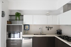 Fridge, oven, dishwasher, dining tables - Villa Lyla - Marcelli, elegant villa with garden overlooking the sea (Marcelli)