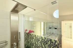 Ducha, bidet, toallas