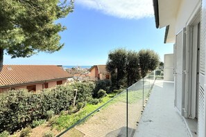 Property grounds - Villa Lyla - Marcelli, elegant villa with garden overlooking the sea (Marcelli)