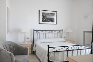 5 bedrooms, bed sheets - Villa Lyla - Marcelli, elegant villa with garden overlooking the sea (Marcelli)