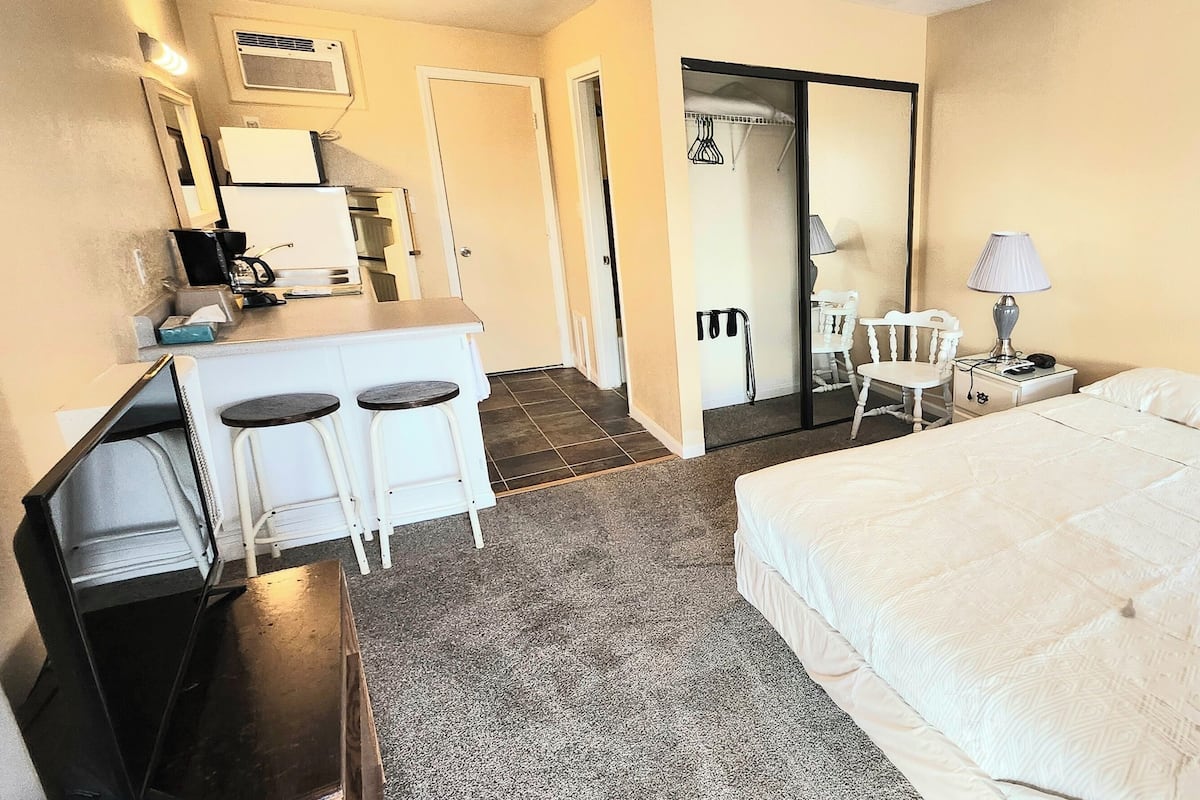 Comfort Studio, 1 Queen Bed | Living area