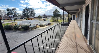 Twin Lakes Inn