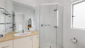 Dusche, Whirlpool, HandtĂŒcher, Toilettenpapier