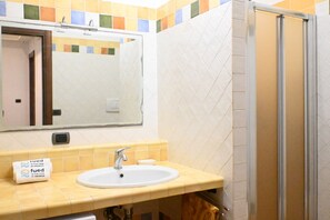 Shower, bidet, towels - SE160 - Senigallia, comfortable apartment with patio (Senigallia)