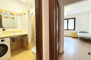 Douche, bidet, serviettes fournies
