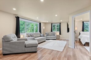 4 bedrooms, desk, free WiFi, bed sheets