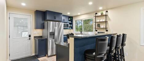 Réfrigérateur, micro-ondes, four, plaque de cuisson