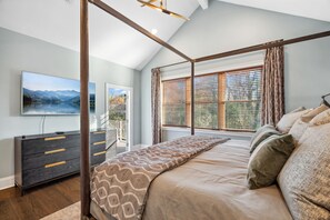 5 bedrooms, travel cot, free WiFi, bed sheets - Luxury Charlotte Home with Stunning Pool & Hot Tub & Waterfalls (Charlotte)