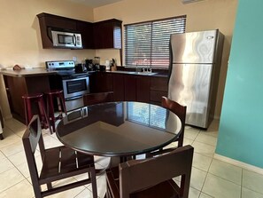 Kjøleskap, mikrobølgeovn, ovn og kaffetrakter/tekoker