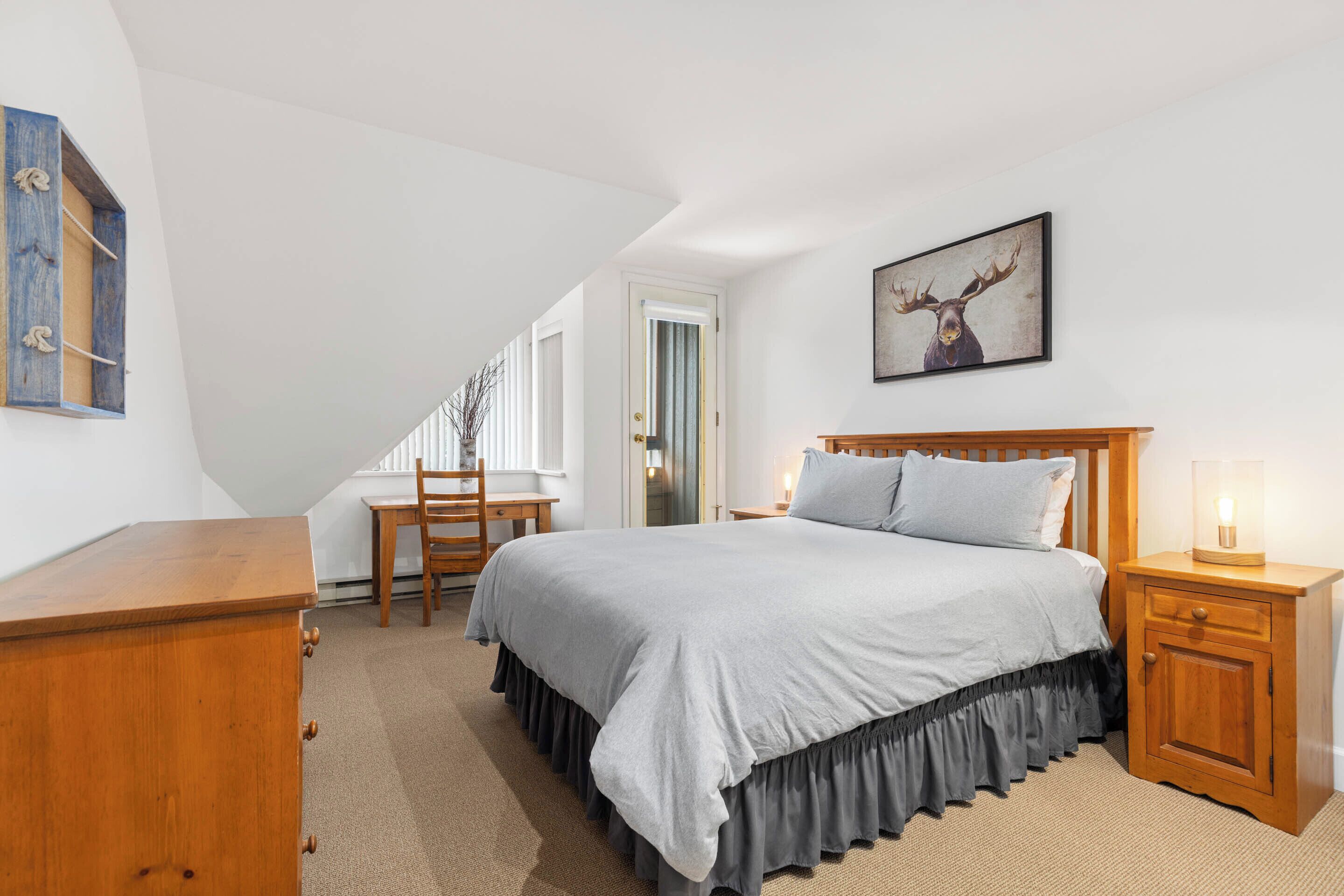 Une chambre à coucher avec un lit, un bureau et une chaise.