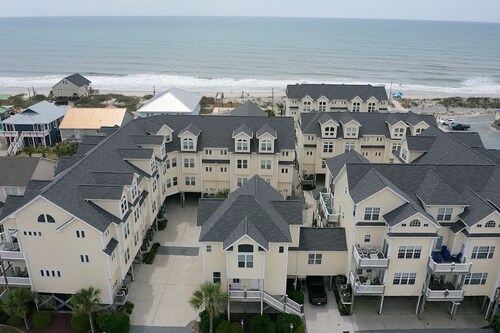 New Listing | 0.1 Miles to Beach| Pool Access