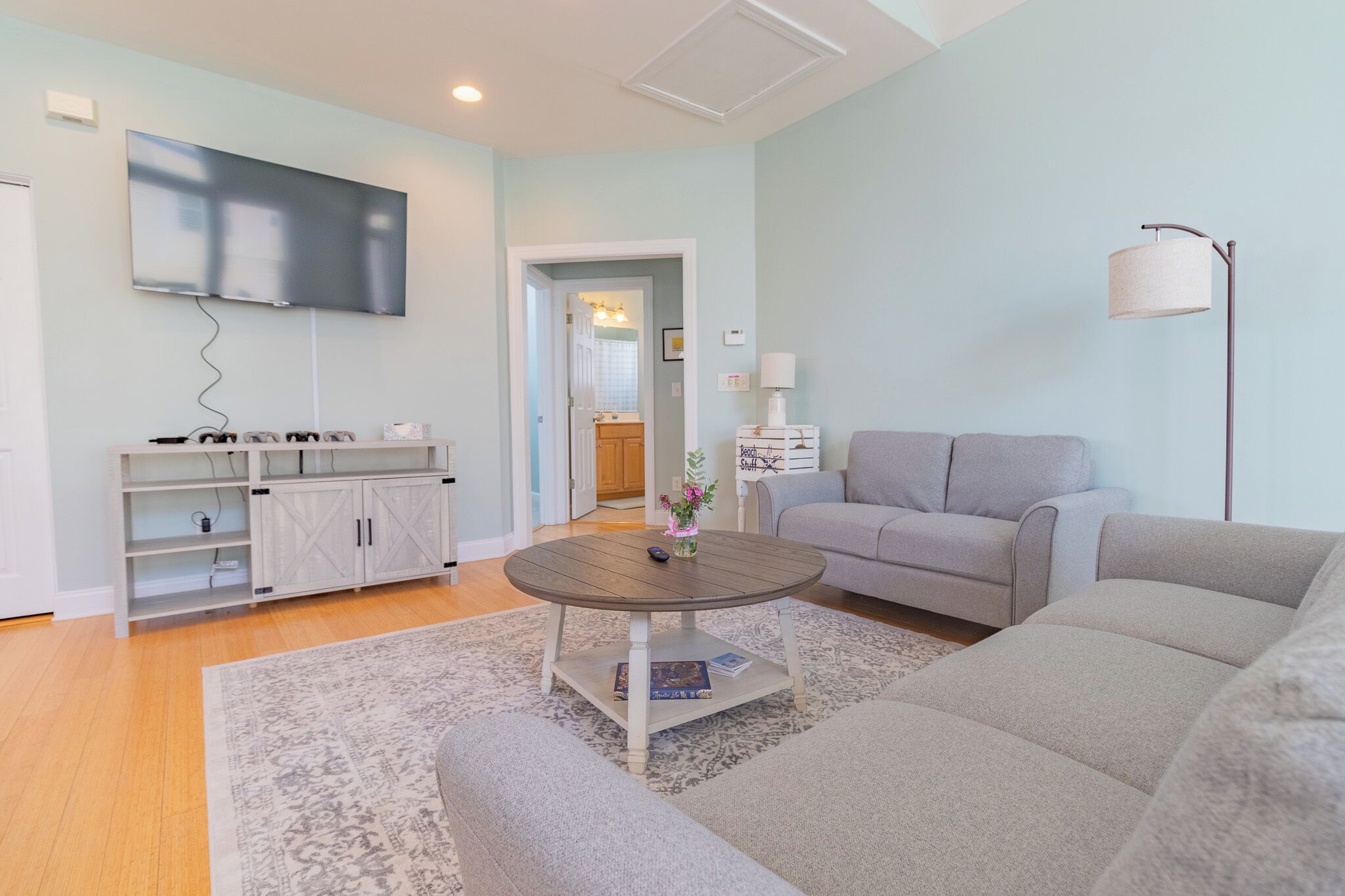 TV connectée, livres, espaces bureaux