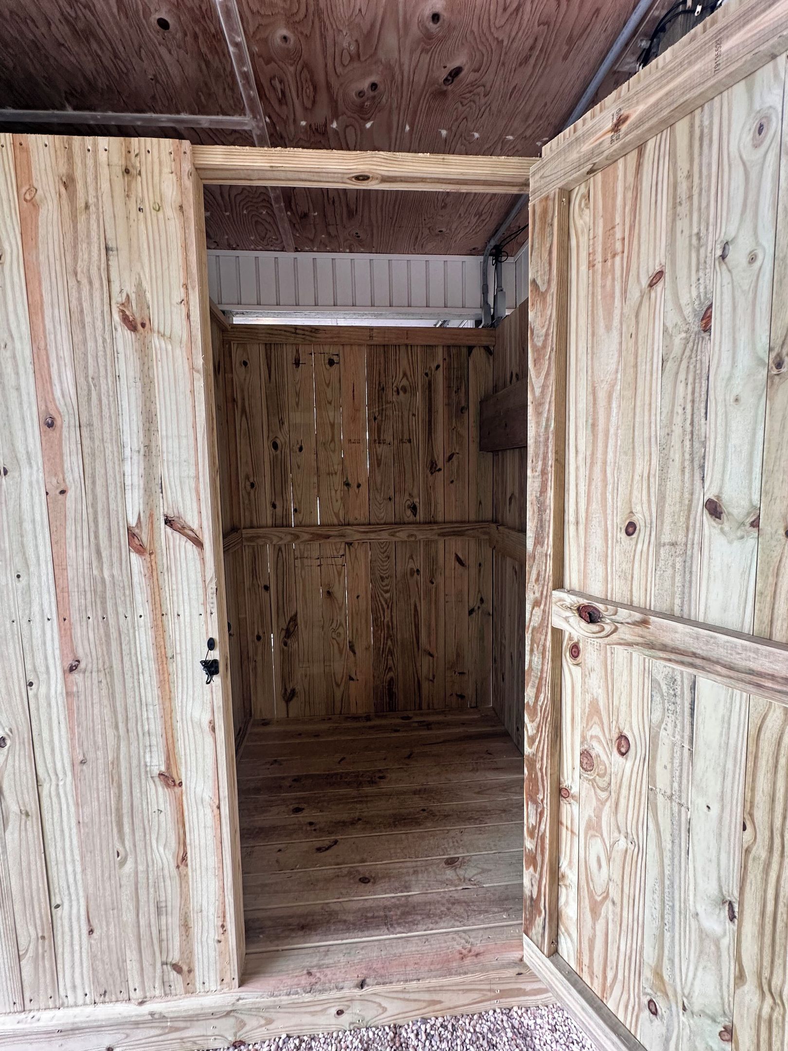 Un interior de madera con techo inclinado y conducto a la vista.