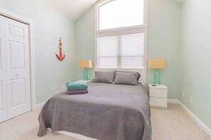 2 makuuhuonetta, työpöytä, Wi-Fi, vuodevaatteet