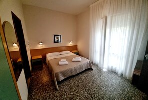 基本雙人房 | 客房內保險箱、書桌、筆電工作空間、熨斗/熨衣板