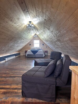 2 bedrooms, desk, bed sheets