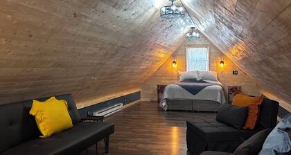 Charming 2-bedroom cabin minutes from Sacandaga Lake and Saratoga Springs