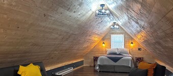 Charming 2-bedroom cabin minutes from Sacandaga Lake and Saratoga Springs