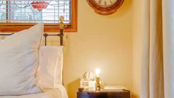 1 bedroom, desk, WiFi, bed sheets