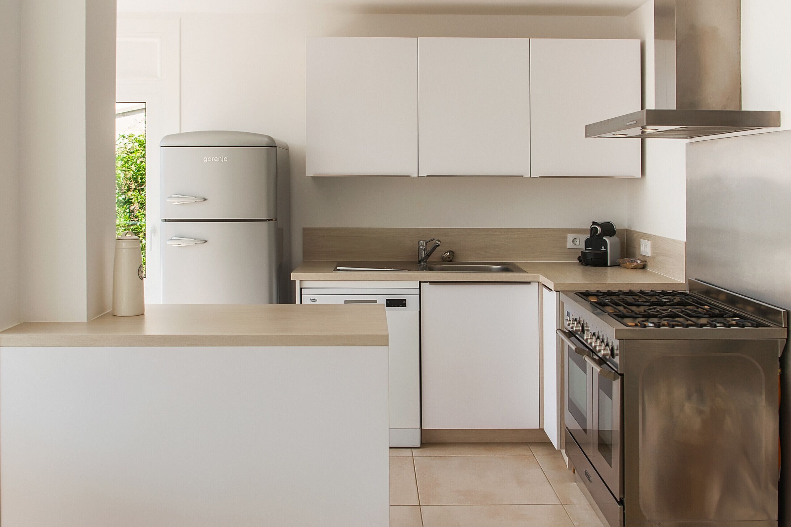 Frigorífico, microondas, horno y lavavajillas