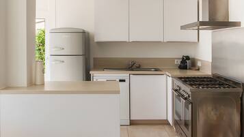 Een koelkast, een microgolfoven, een oven, een vaatwasser