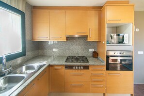 ثلاجة، ميكروويف، فرن، غسالة أطباق