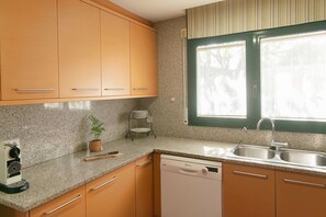 雪櫃、微波爐、焗爐、洗碗機