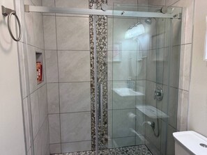 Een douche, een haardroger, handdoeken, zeep