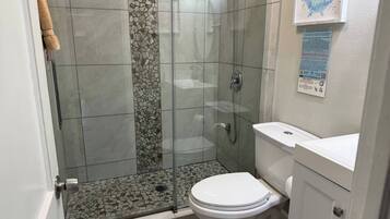 Dusche, Haartrockner, Handtücher, Seife