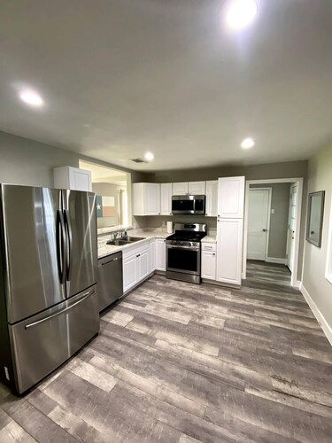 Cute and Spacious Modern Home for Large Groups