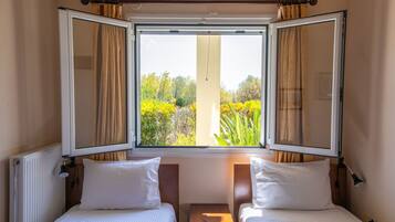 4 bedrooms, iron/ironing board, WiFi, bed sheets