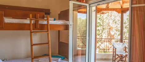 4 habitaciones, tabla de planchar con plancha, wifi y ropa de cama
