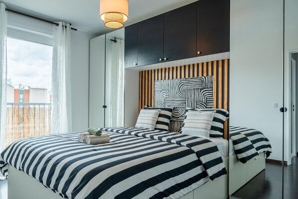1 chambre, système d’insonorisation, fer et planche à repasser
