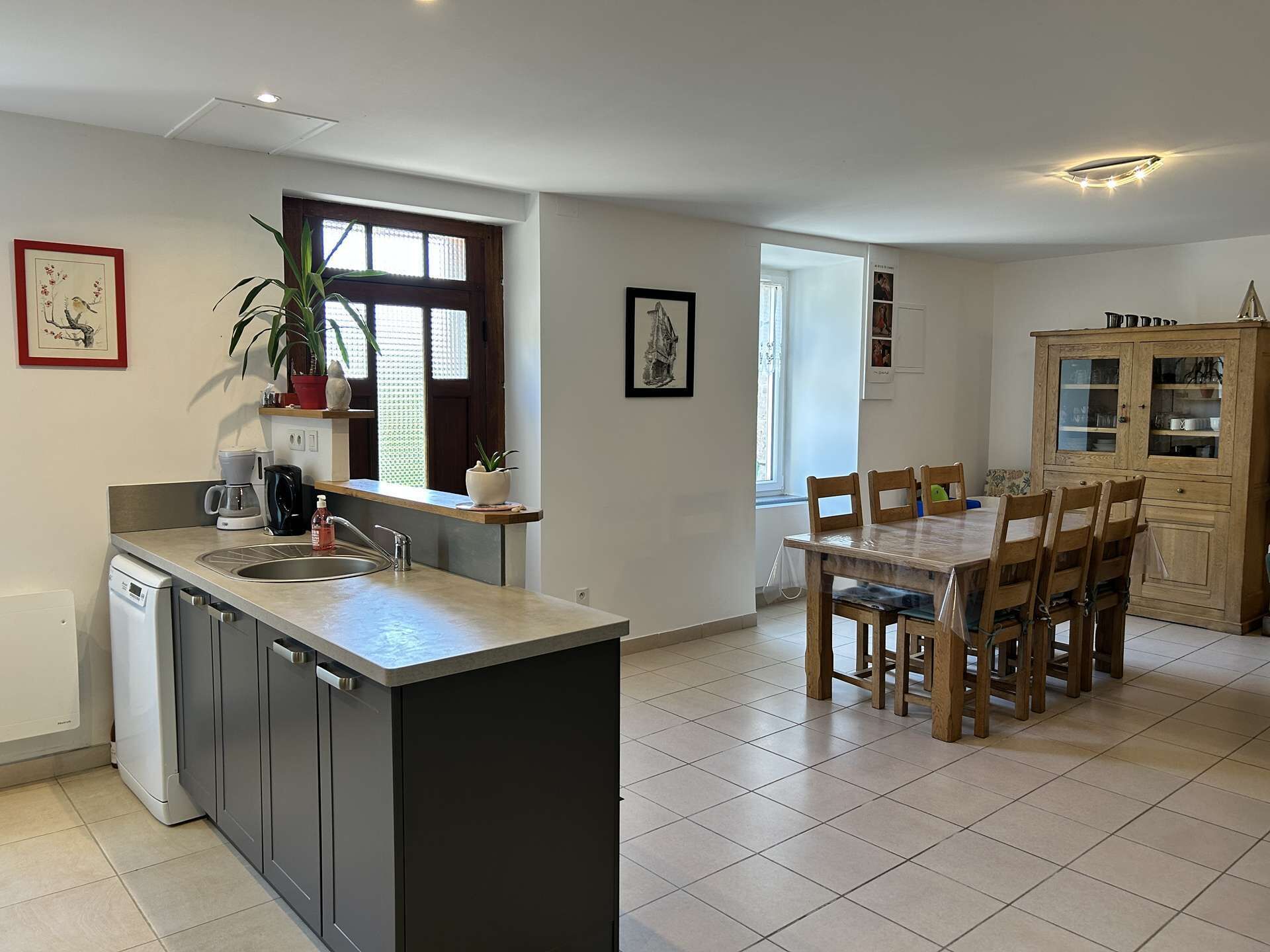 Jääkaappi, mikroaaltouuni, uuni, astianpesukone