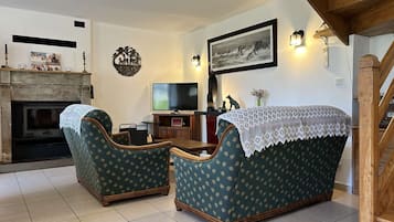 Televisión y chimenea