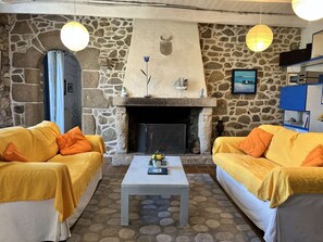 Living area - 1200 - Character house for 10 people. (ST ALBAN)