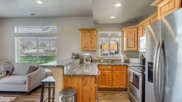 Condo familiar, cocina, vista a la montaña | Cocina privada | Refrigerador con congelador, microondas, horno y parrilla de estufa