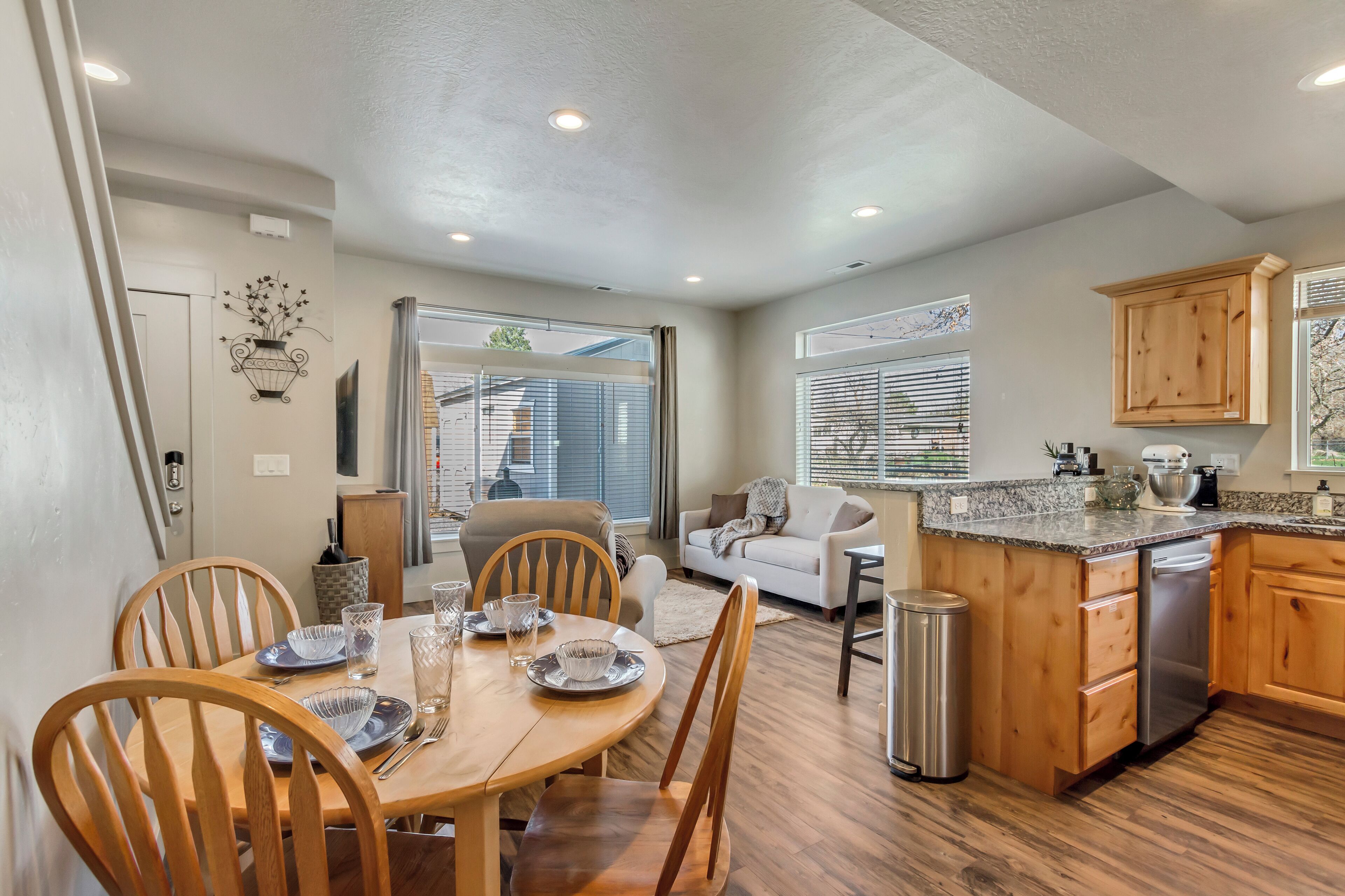 Family Condo, Kitchen, Mountain View | In-room dining