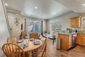 In-room dining - Hill Field Stays by Cloud Dream Homes (Layton)