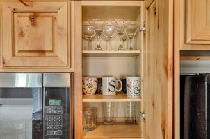 Refrigerador con freezer, microondas, horno, placa de cocina