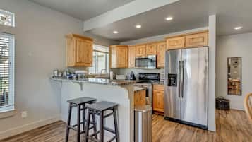Kondominium Keluarga, dapur, pemandangan gunung | Dapur pribadi | Lemari es besar, microwave, oven, dan kompor