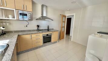 Refrigerador, microondas, horno, lavavajillas