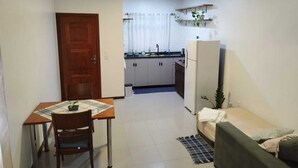 Interior - Cozy studio close to the airport and beaches. (Carianos Florianópolis)