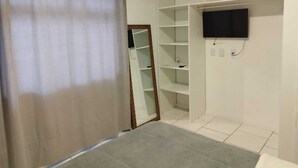Room - Cozy studio close to the airport and beaches. (Carianos Florianópolis)