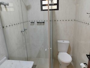 Sèche-cheveux, serviettes fournies, savon, papier toilette