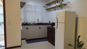 Private kitchen - Cozy studio close to the airport and beaches. (Carianos Florianópolis)