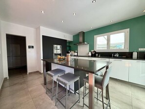 Réfrigérateur, micro-ondes, four, grille-pain